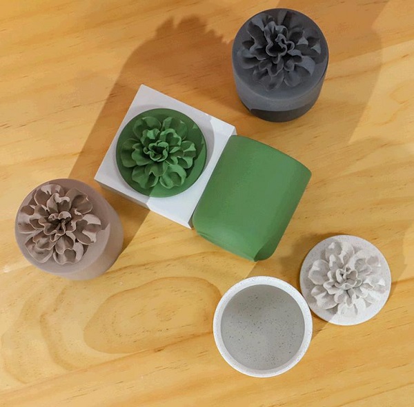 Beyond lighting, what else can a candlestick do? The Relief Petal Ceramic Candle Jar offers a fresh answer.