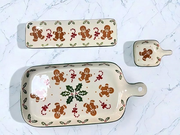 Looking for cute and practical Christmas tableware?